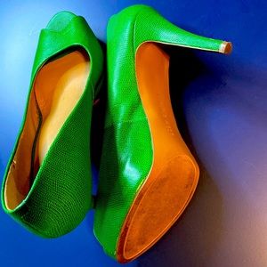 Nine West leather peep toe heels in green. Gently used. Size 11.